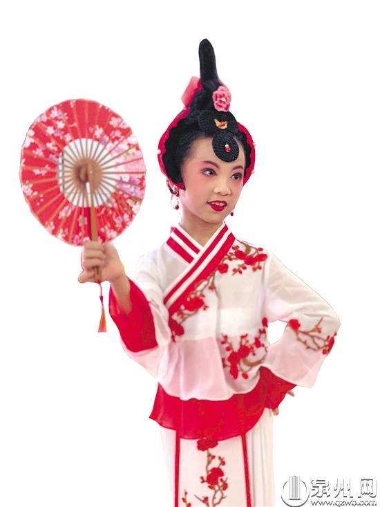 孩子们在课后学习梨园戏《梨园扇舞》(鲤城区实验小学供图) 孩子们在课后学习梨园戏《梨园扇舞》(鲤城区实验小学供图)