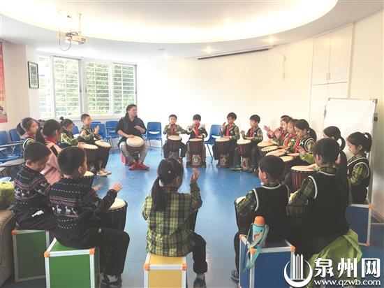 学习“非洲鼓”,课后也精彩。(鲤城区实验小学供图) 学习“非洲鼓”,课后也精彩。(鲤城区实验小学供图)