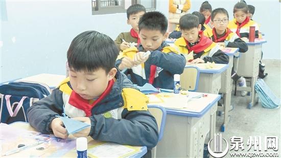 孩子们在课后学习剪纸(丰泽区第五实验小学供图) 孩子们在课后学习剪纸(丰泽区第五实验小学供图)