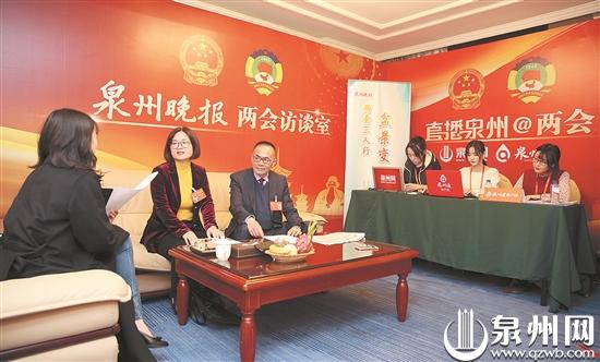 市人大代表陈清芳（左二）、政协委员林栋梁（左三）做客本报“两会访谈室”畅谈经济发展（陈小阳 摄）
