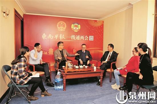 市政协委员黄晓良、林栋梁以及相关行业人士做客早报“一线通两会”工作室，畅谈小区“安桩”解困之道。