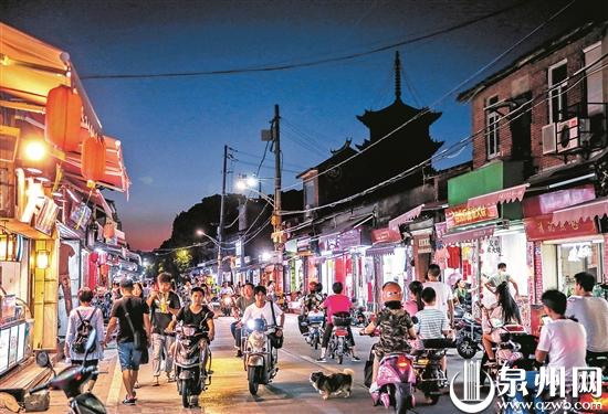 设计古城夜游精品线,有助于吸引更多游客。图为夜幕下的古城西街充满生活气息。 (陈起拓 摄) 设计古城夜游精品线,有助于吸引更多游客。图为夜幕下的古城西街充满生活气息。 (陈起拓 摄)