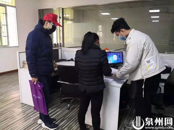 图为德化分局职工前往大洋社区参与社区防控战“疫”