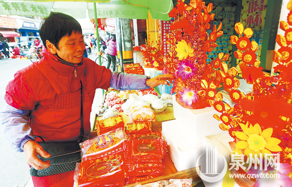 西街店铺，敬天公用的粿合座已经开始热卖。